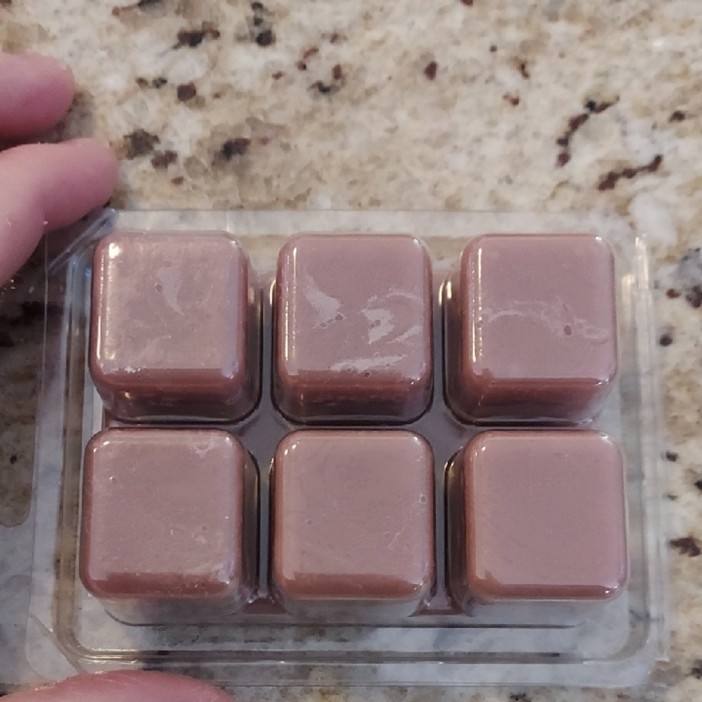 Mahogany Teakwood Bees Wax Melts - Non-Toxic and Clean Burning - Picture 4 of 4